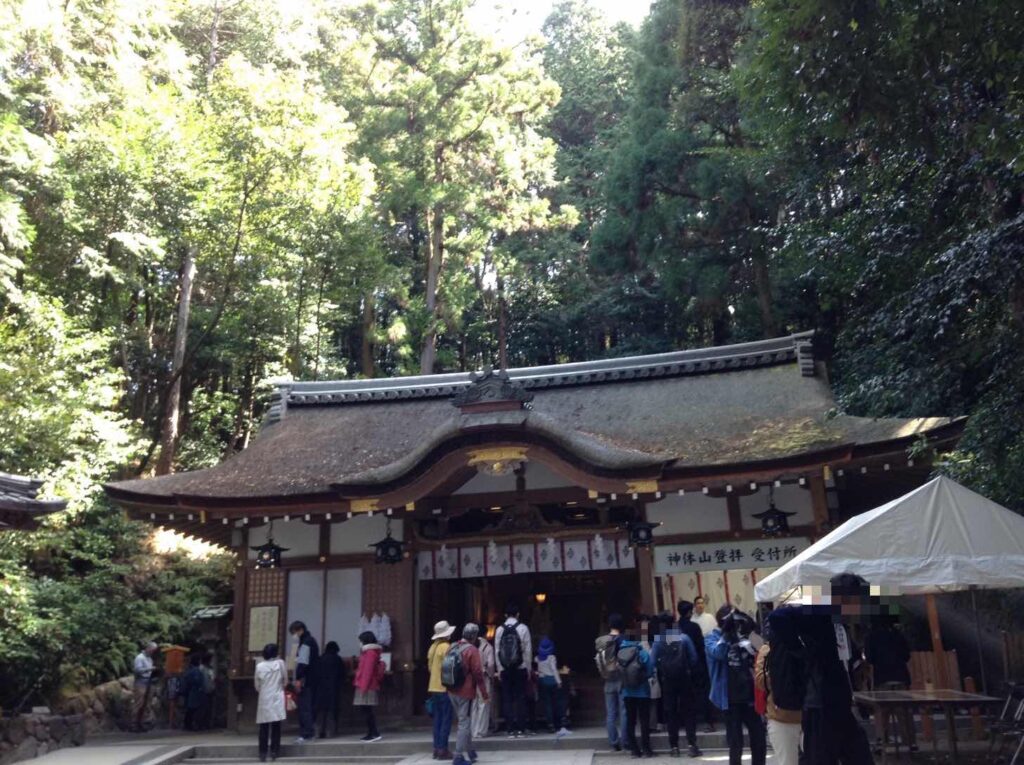 狭井神社拝殿