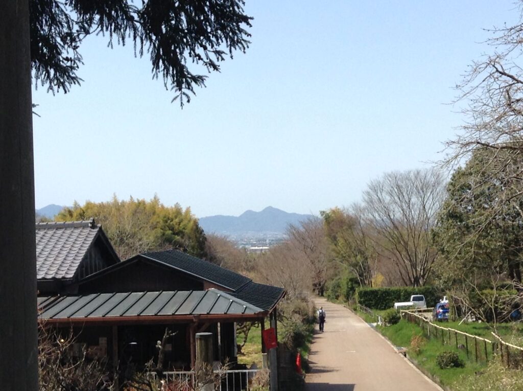 檜原神社から二上山を望む