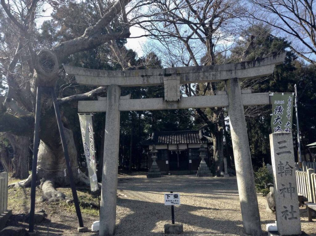 三輪神社鳥居