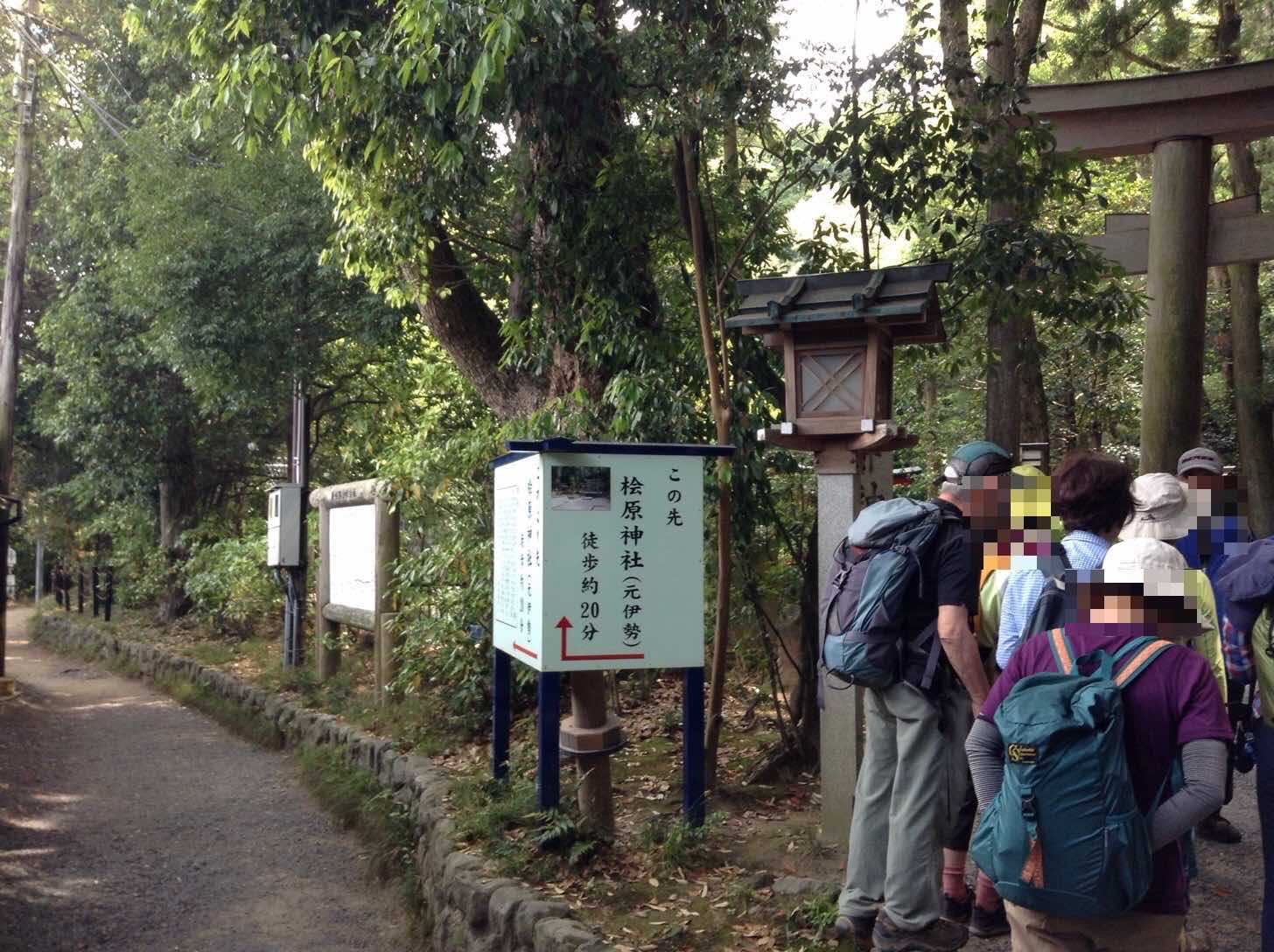 狭井神社脇