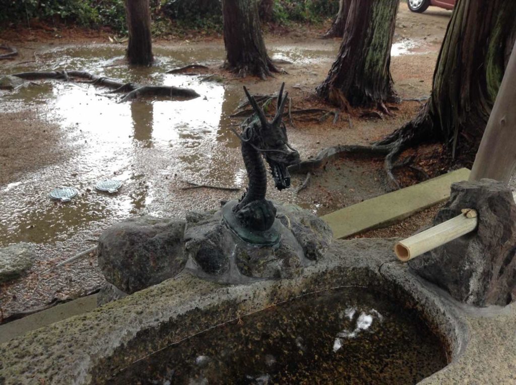 鴨山口神社手水舎