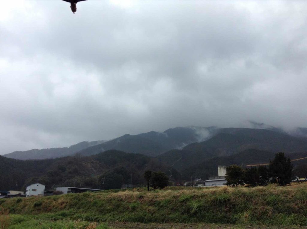 雨雲が立ち込める葛城山