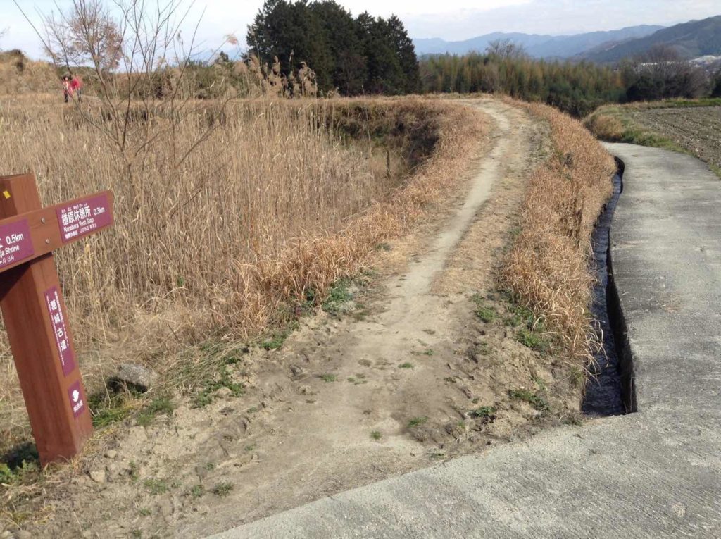 楢原休憩所前の分かれ道