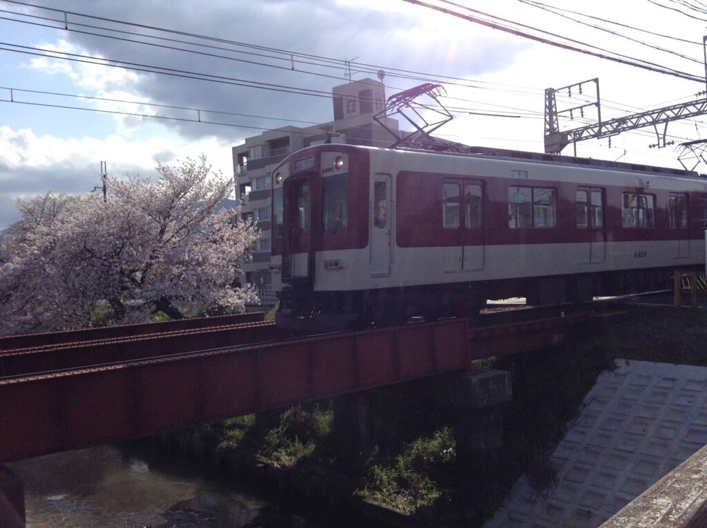 桜と近鉄電車