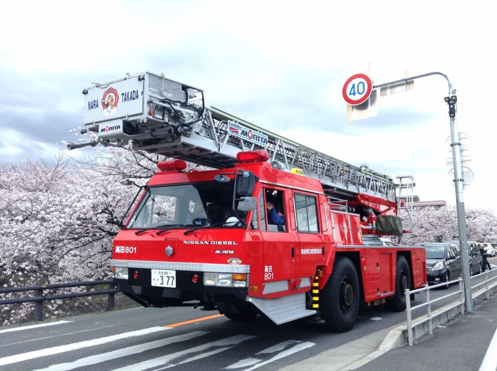 桜とはしご車